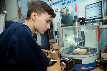 Станок фрезерно-гравировальный с числовым программным управлением, оснащенный щитком-экраном из оргстекла – портал поставщиков НСППО - 7