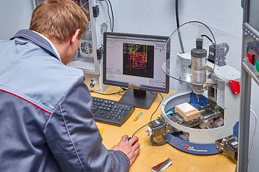 Станок фрезерный с числовым программным управлением, оснащенный щитком-экраном из оргстекла – портал поставщиков НСППО - 8
